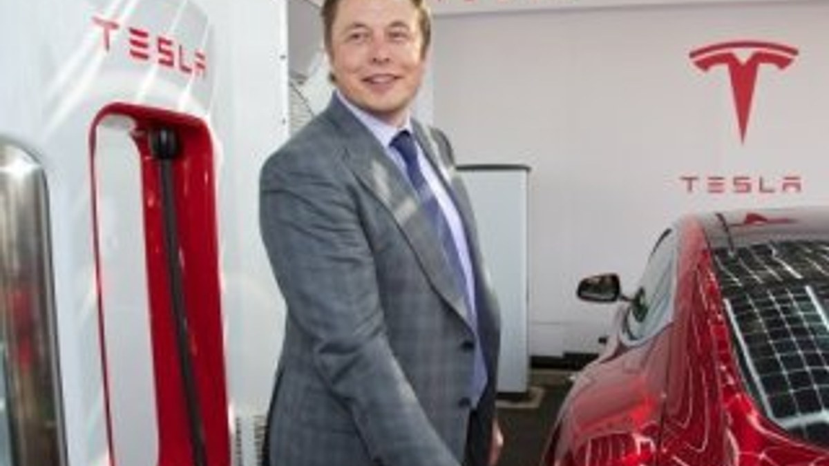 Elon Musk robot taksi uygulamasını başlatıyor