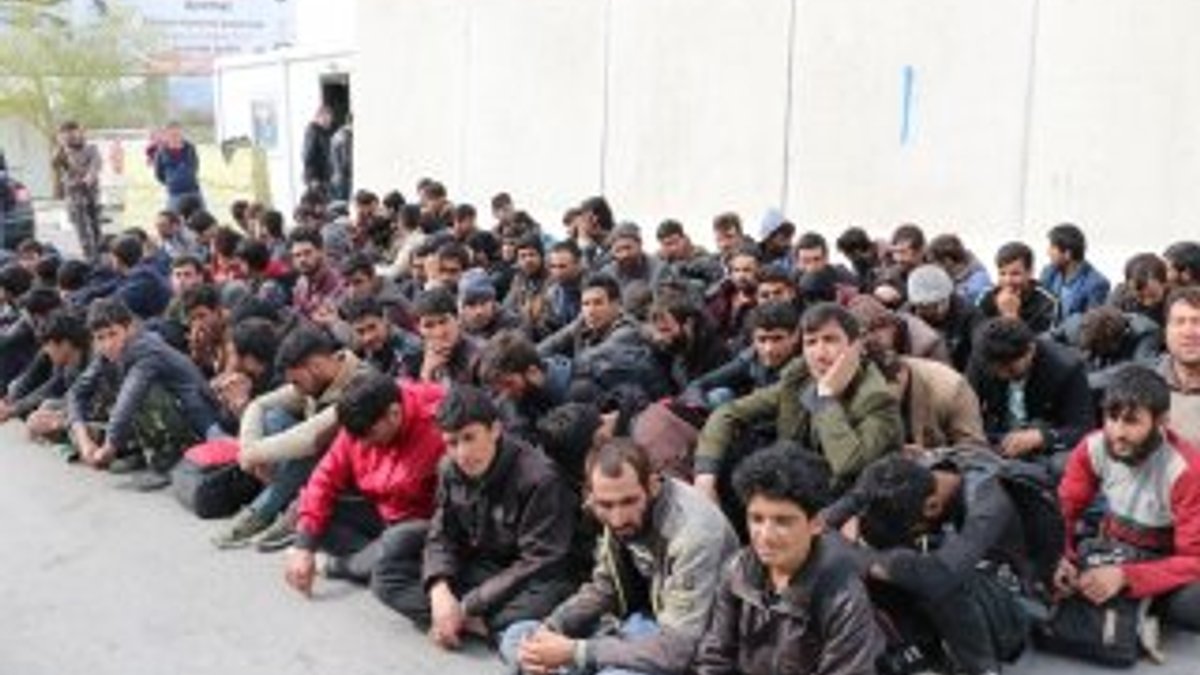 Kamyon kasasında 100 göçmen yakalandı