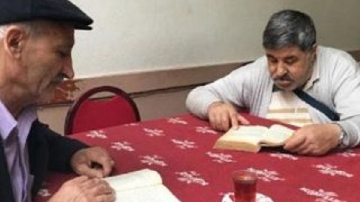 Sivas'ta bir kahvehanede kitap okuyana ücretsiz servis
