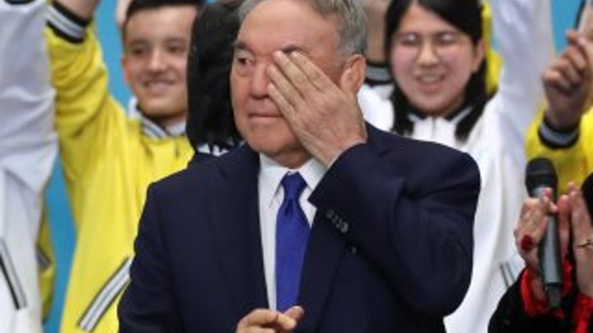 Nazarbayev partisinin yeni liderini gözyaşlarıyla açıkladı