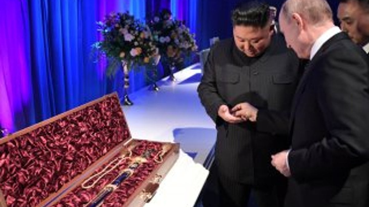 Putin ve Kim'in hediye tercihi kılıç oldu