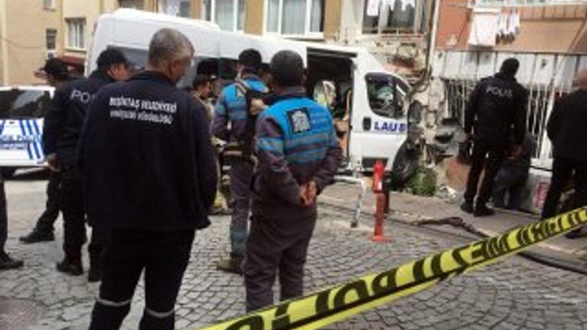 İstanbul'da freni patlayan minibüs apartmana daldı