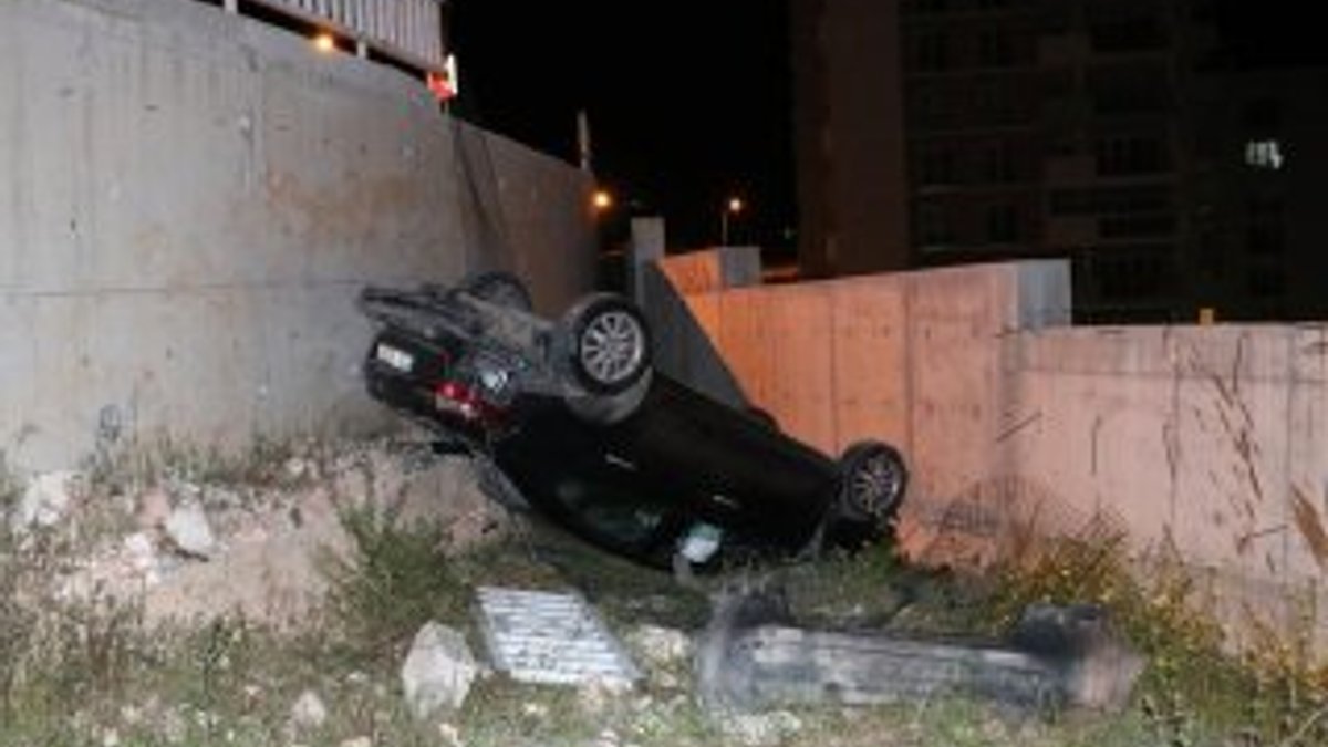 İzmir'de bir araç kaza yaptı: 3 yaralı