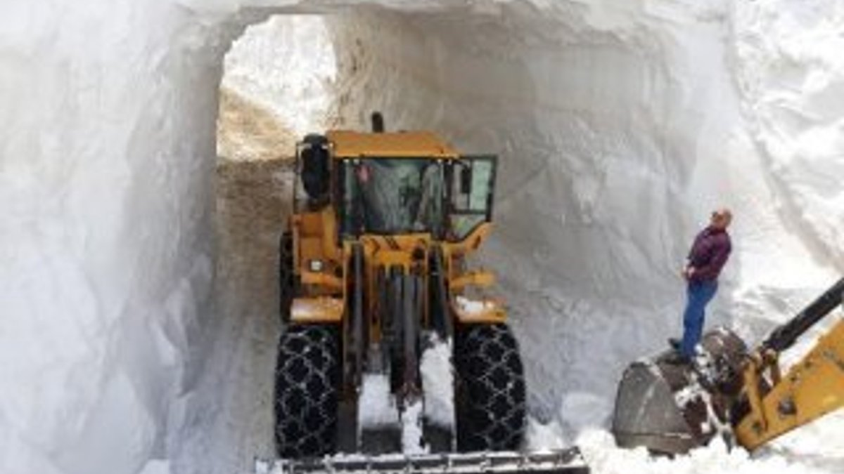 Karla kaplı 6 kilometrelik yola kar tünelleri açıldı