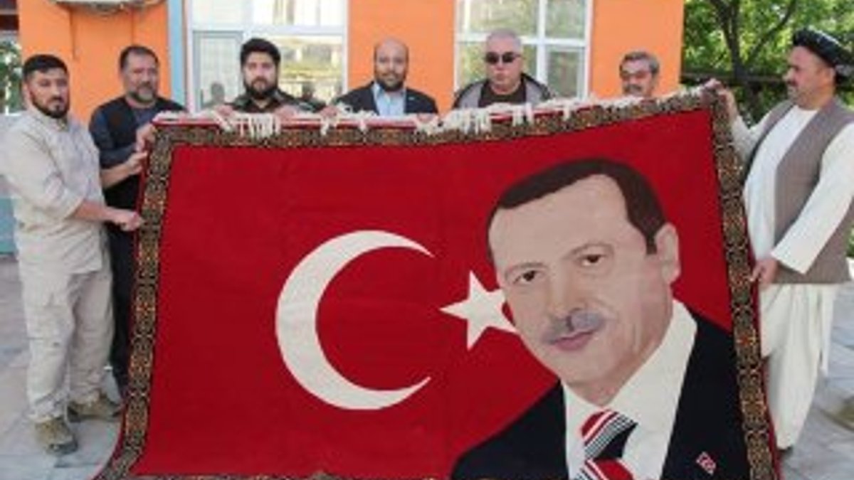 Cumhurbaşkanı Erdoğan'ın resmini ipek halıya dokudular