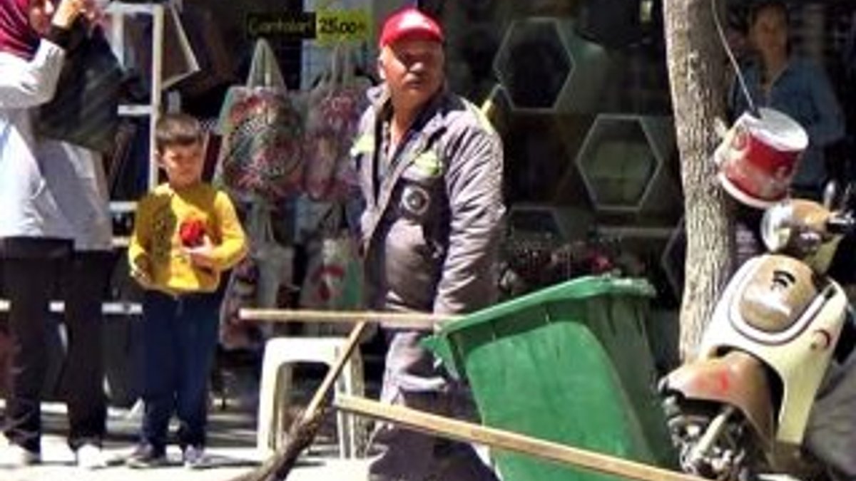 Burdur'da belediye temizlik işçileri 1 Mayıs'ta iş başında