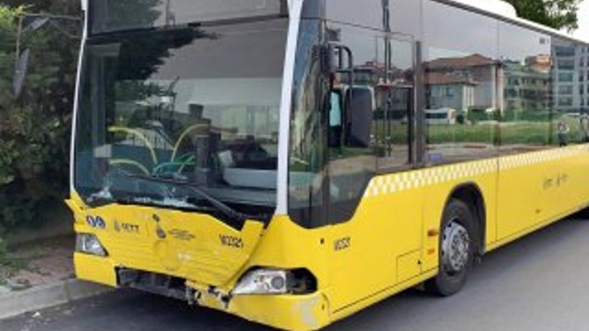 İstanbul'da otobüs polis aracına çarptı