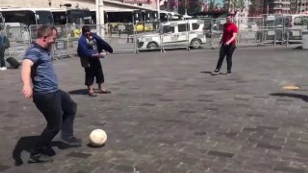 Taksim'de büfeciler tek kale maç yaptı