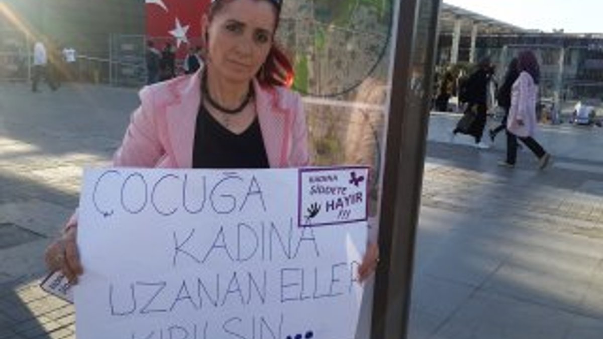 Bursa'da boşanamayan kadın tek başına eylem yaptı
