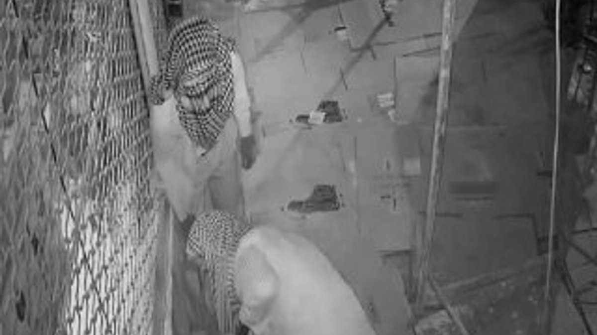 Şalvarlı hırsızlar güvenlik kamerasına yakalandı