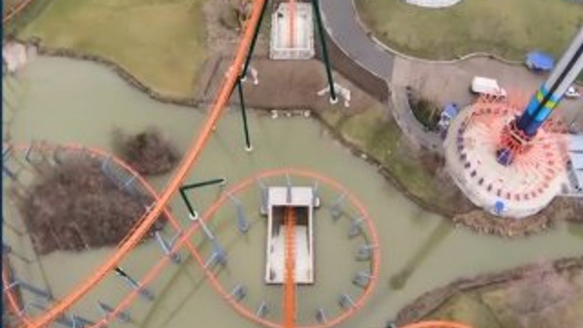 90 derece eğimle dalış yapan roller coaster