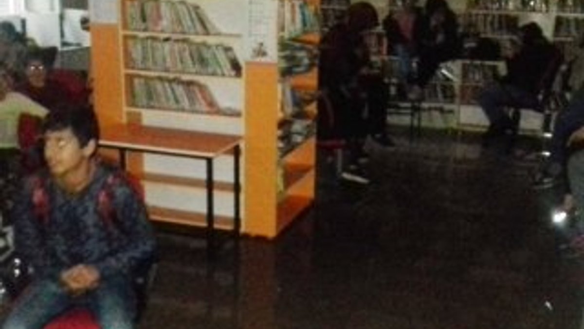 Su basan kütüphanede çocuklar mahsur kaldı