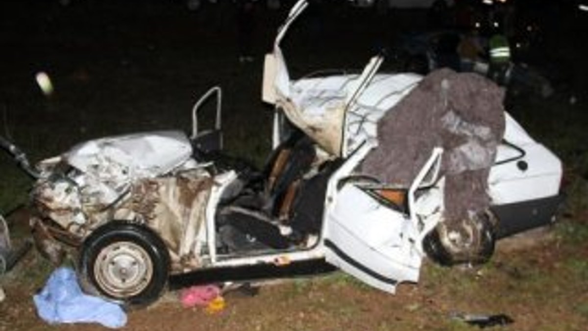 Sollamaktan vazgeçen araç yine de kaza yaptı: 2 ölü