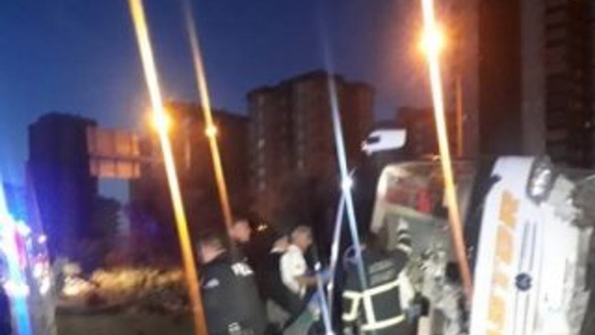 Adana'da yolcu otobüsü devrildi: 2 ölü 23 yaralı