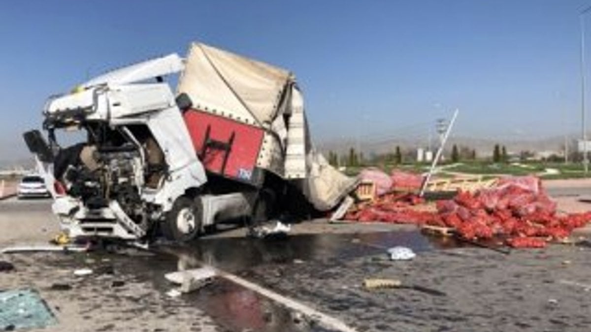 Konya'da tır ile servis otobüsü çarpıştı: 1 ölü 24 yaralı