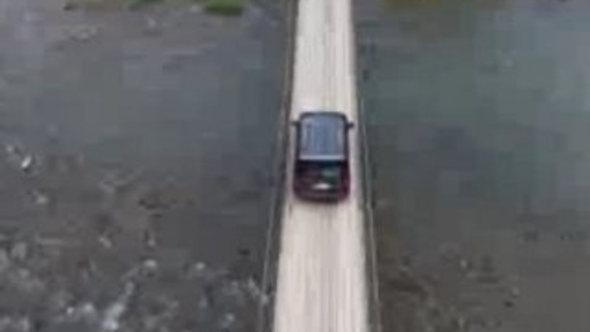 Giresun'daki asma köprüden tehlikeli geçiş