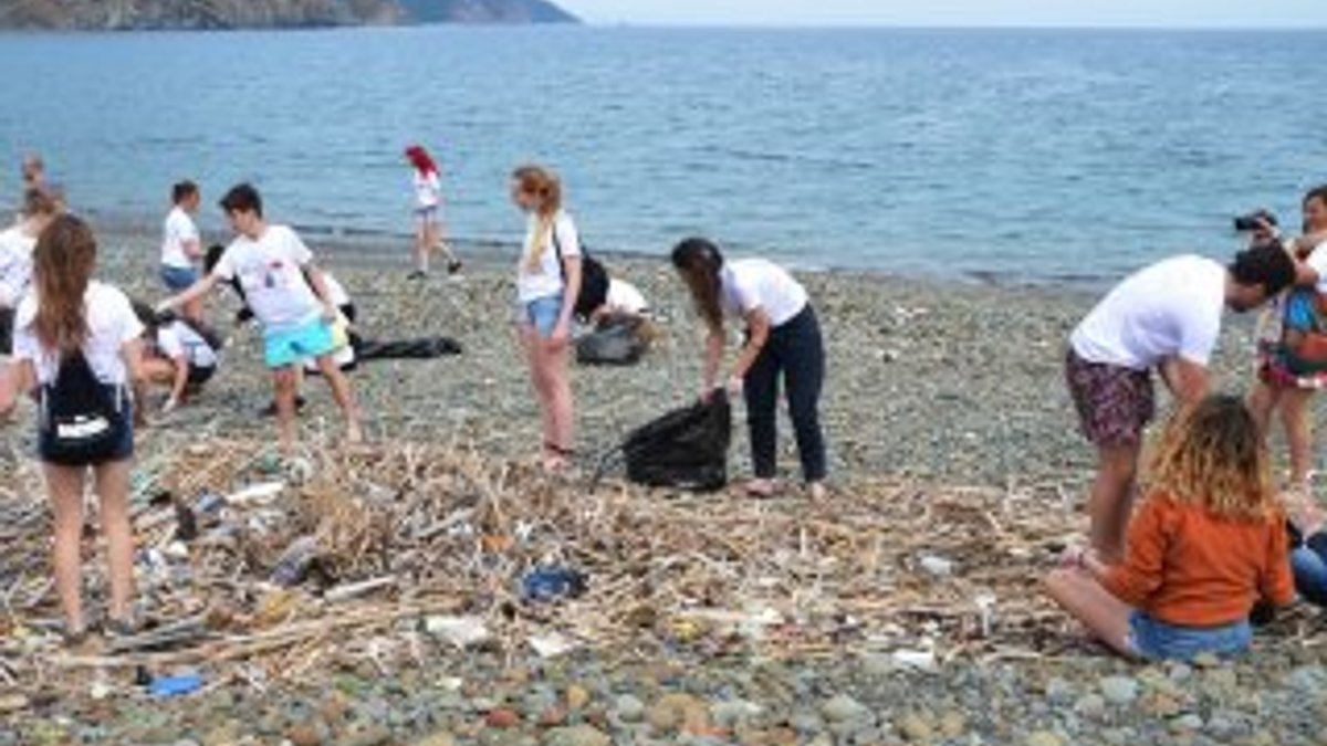 Avrupalı gençler plajları temizledi