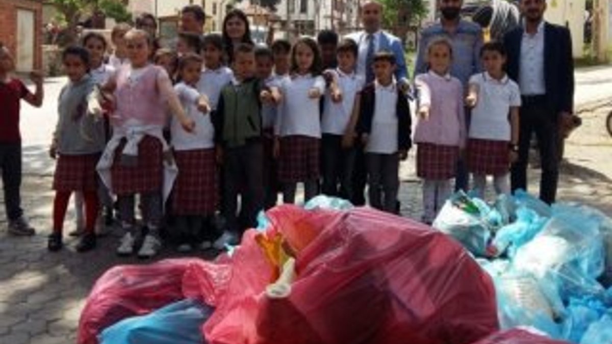 Osmaneli'de üç bin öğrenci sokaklarda çöp topladı