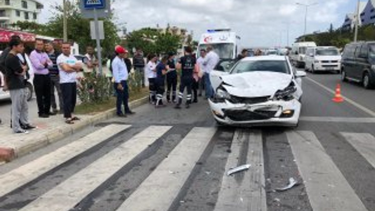 Antalya'da yaya geçidinde kaza: 2 yaralı