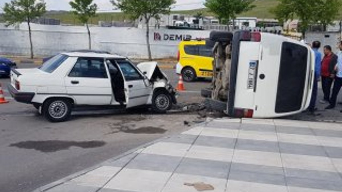 Gaziantep'te otomobil ile minibüs çarpıştı: 5 yaralı