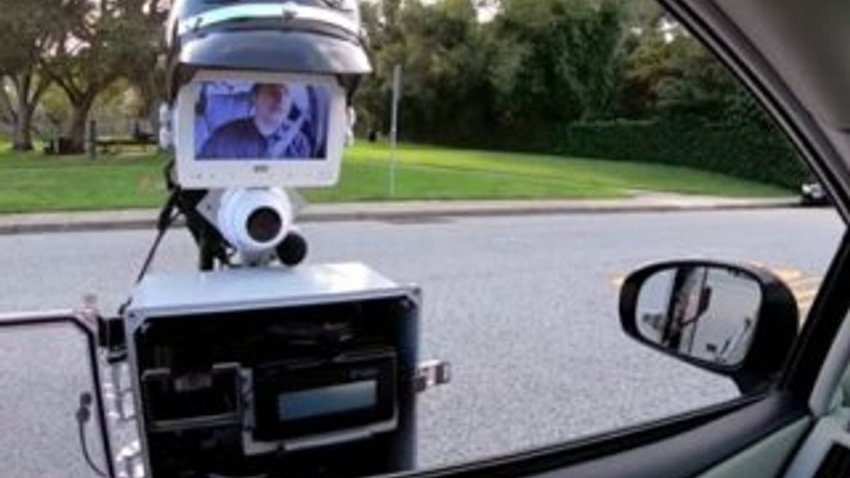Sürücüleri uyarıp ceza kesebilen trafik robotu