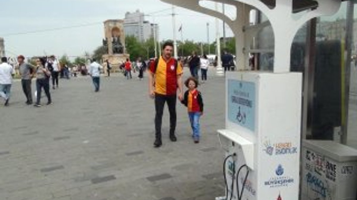 Taksim’de engellilerin şarj soketlerini yine çaldılar