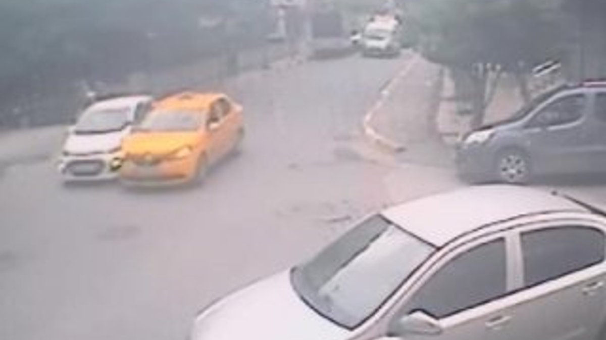Avcılar'da taksi ile otomobillerin kazası kamerada