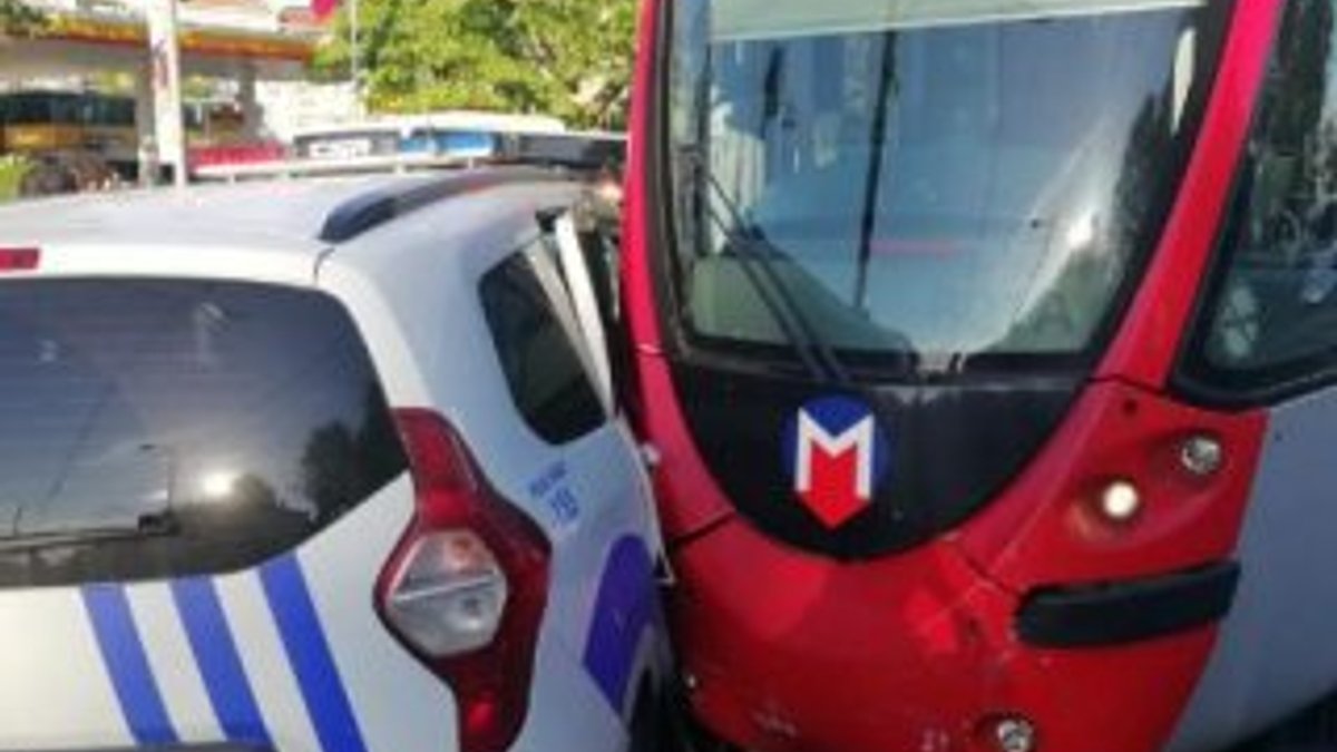 Fatih'te bir polis aracı ile tramvay çarpıştı