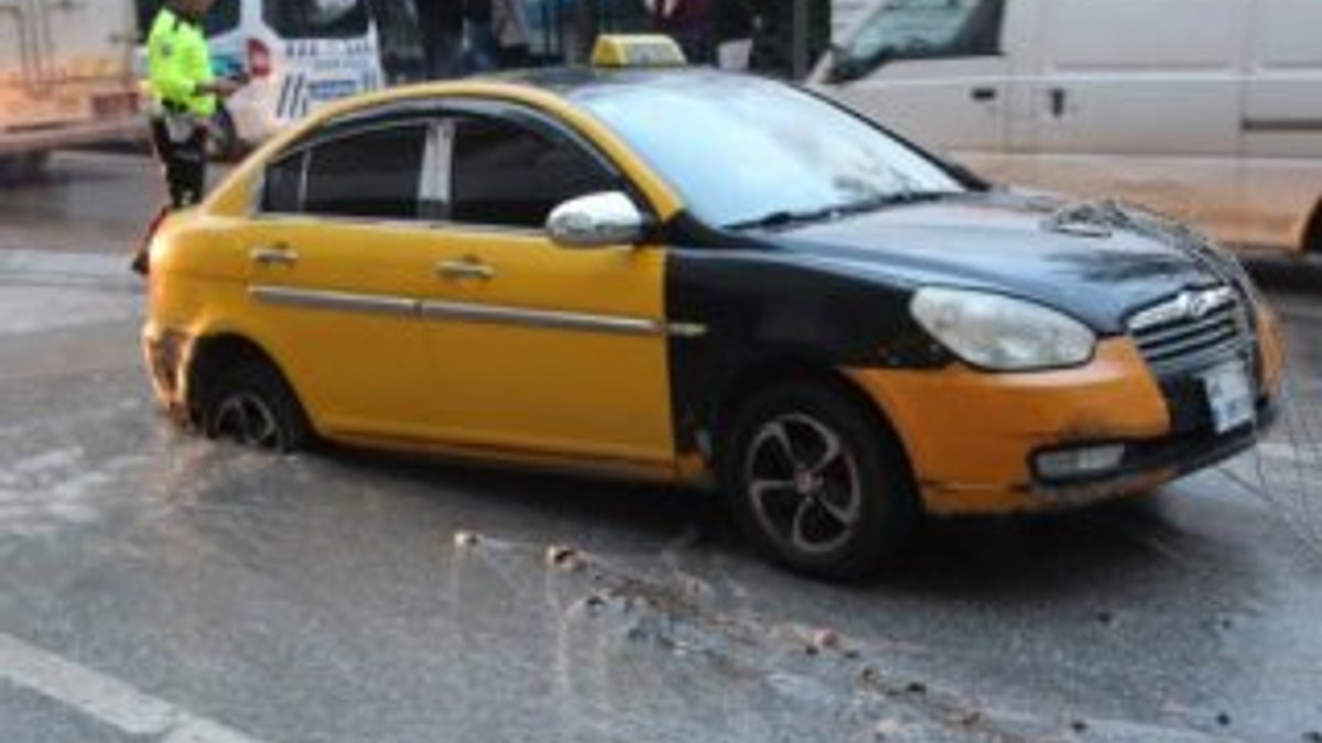 Malatya'da yol çöktü, taksi çukura düştü