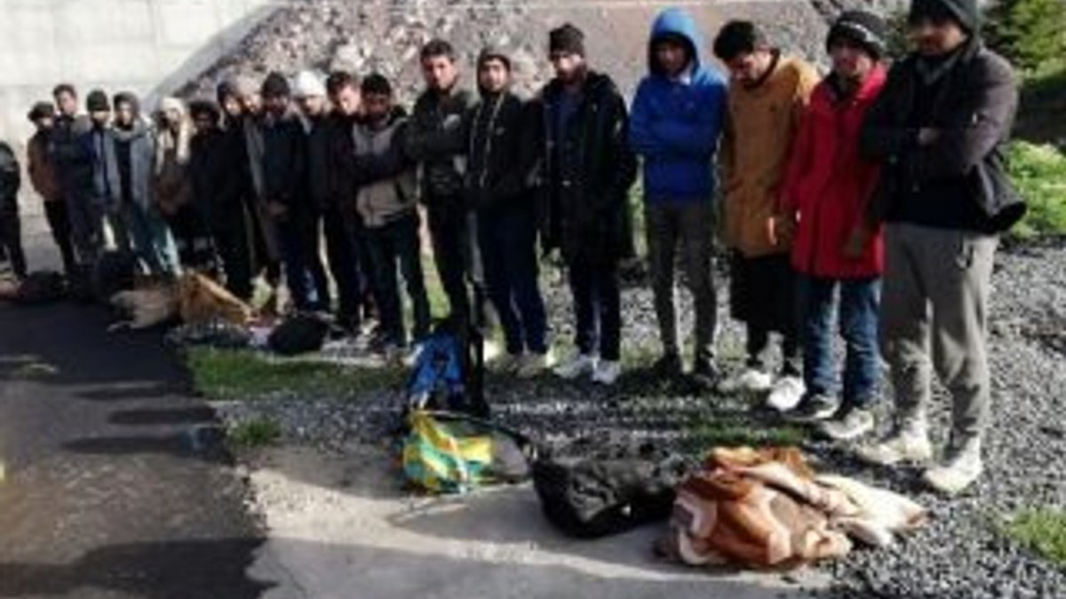 Kayseri'de kamyonetin kasasında 33 kaçak yakalandı