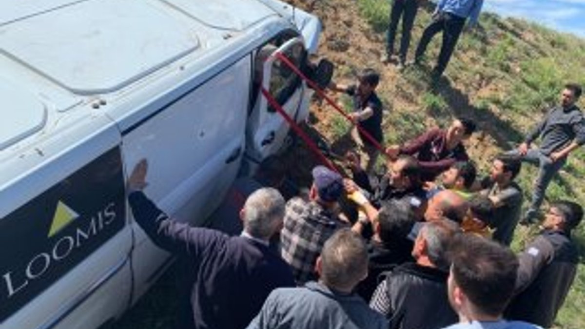 Sivas'ta zırhlı araç kazası: İki kişi yaralı