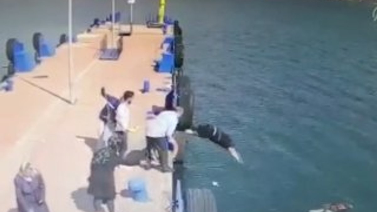Denize atlayan kadının imdadına belediye çalışanı yetişti