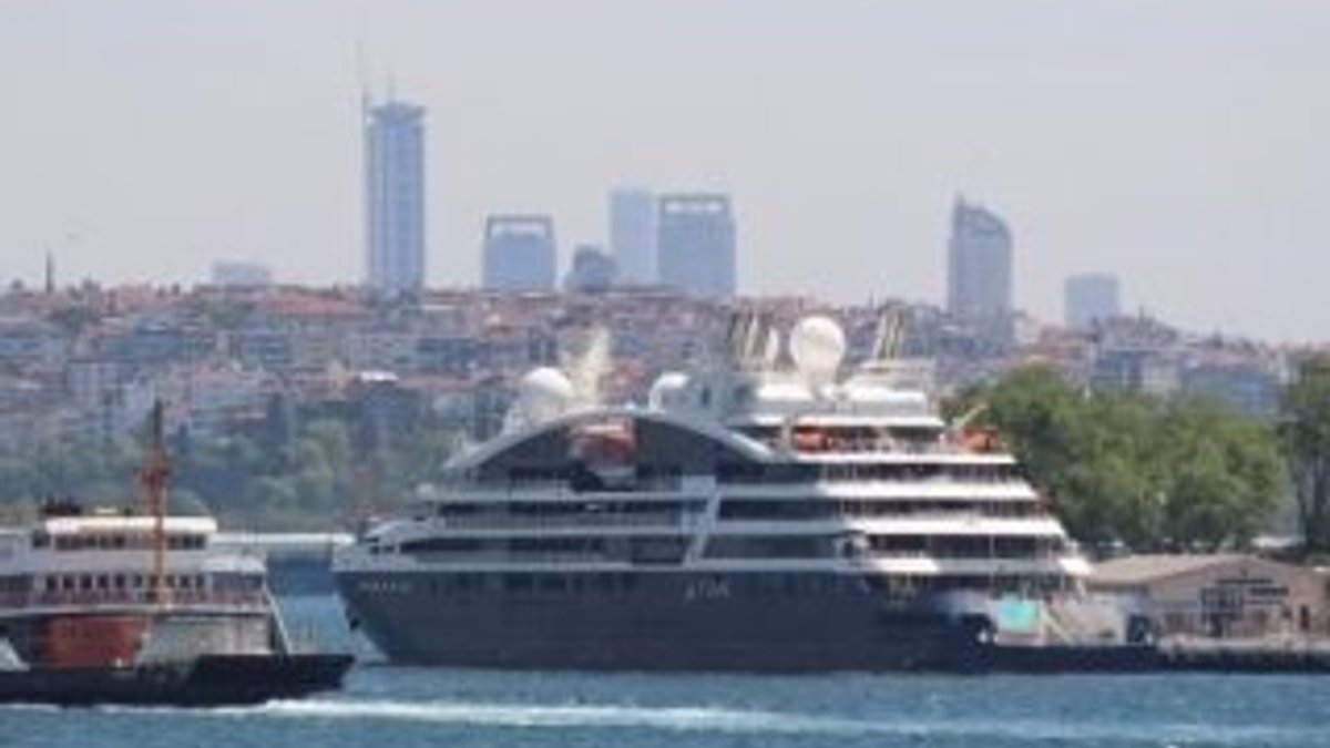 Fransız gemisi turistlerle İstanbul'a geldi