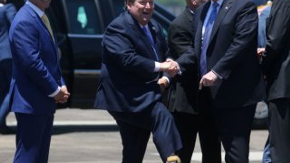 ABD'li Vali Yardımcısı'nın Trump figürlü çorapları