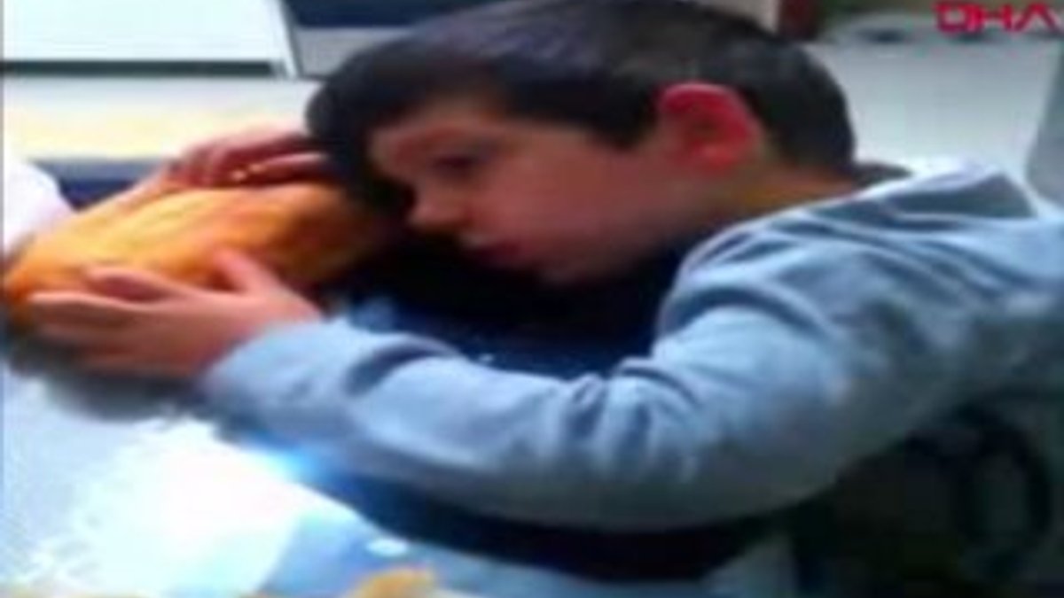 Sofrada ekmekle uyuklayan çocuk