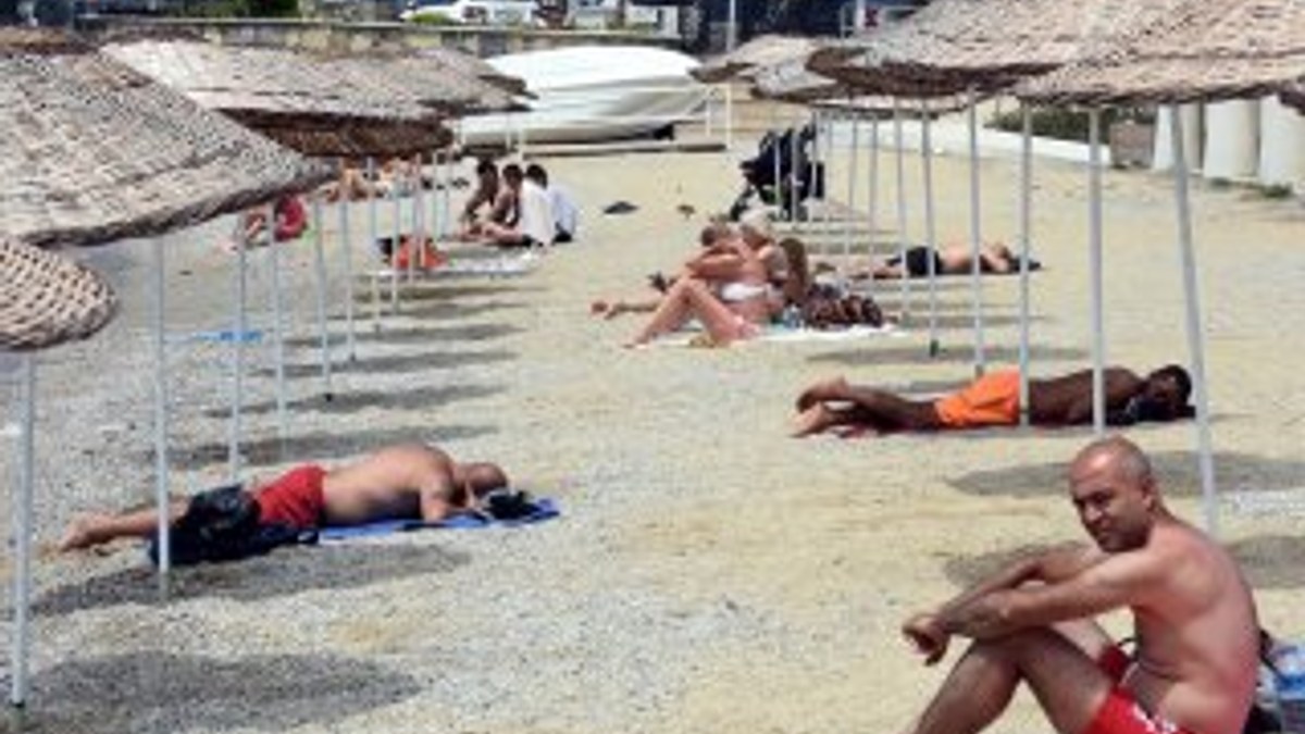 Bodrum'un halk plajlarındaki şezlonglar kaldırılıyor