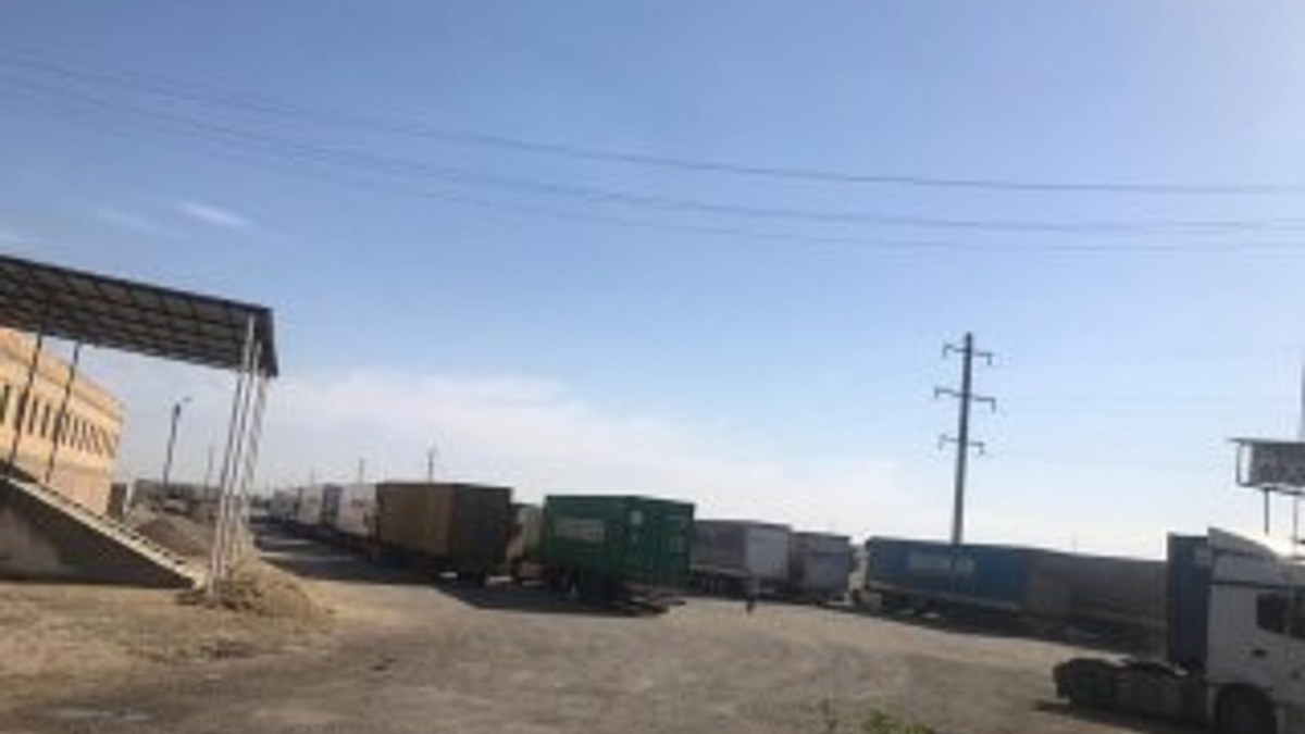 Türk tır şoförleri Özbekistan sınırında mahsur kaldı