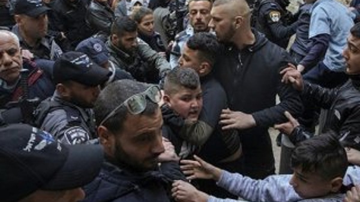 İsrail polisi Kudüs'te Filistinli 2 genci darbetti