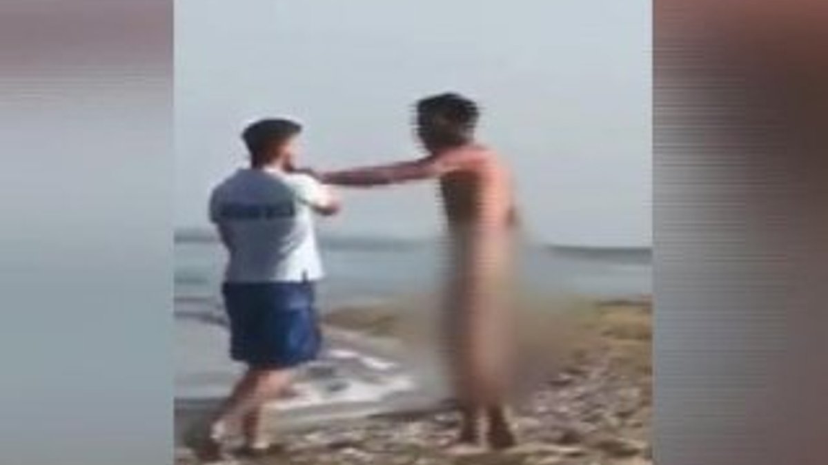 Kıbrıs'ta sahilde çıplak gezen adamı darbettiler