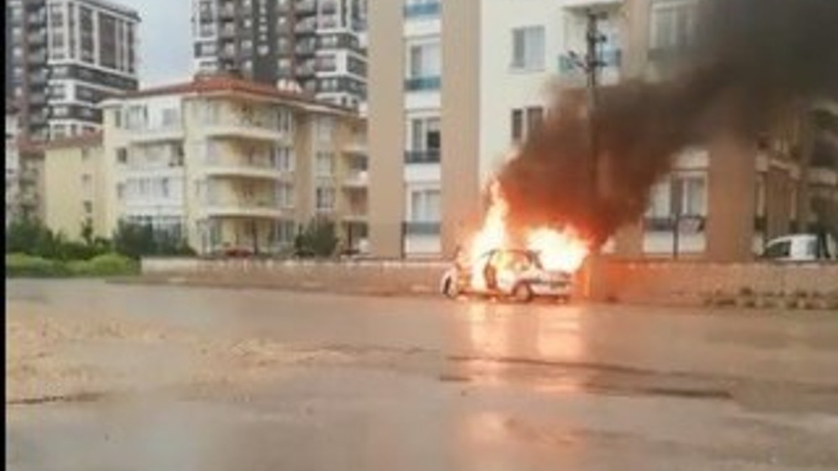 Afyonkarahisar'da arızalanan araç alev alev yandı