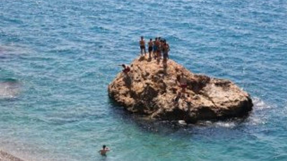 Antalya'da sıcaktan bunalanlar denize koştu