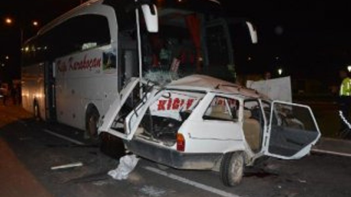 Yolcu otobüsü otomobile çarptı: 3 ölü