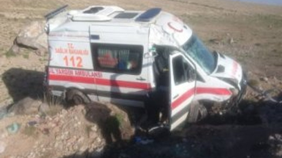 Kayseri’de ambulans şarampole devrildi: 2 yaralı