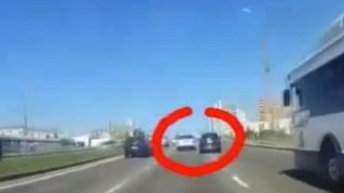 Rusya'daki kazada elektrik direği aracın üstüne düştü