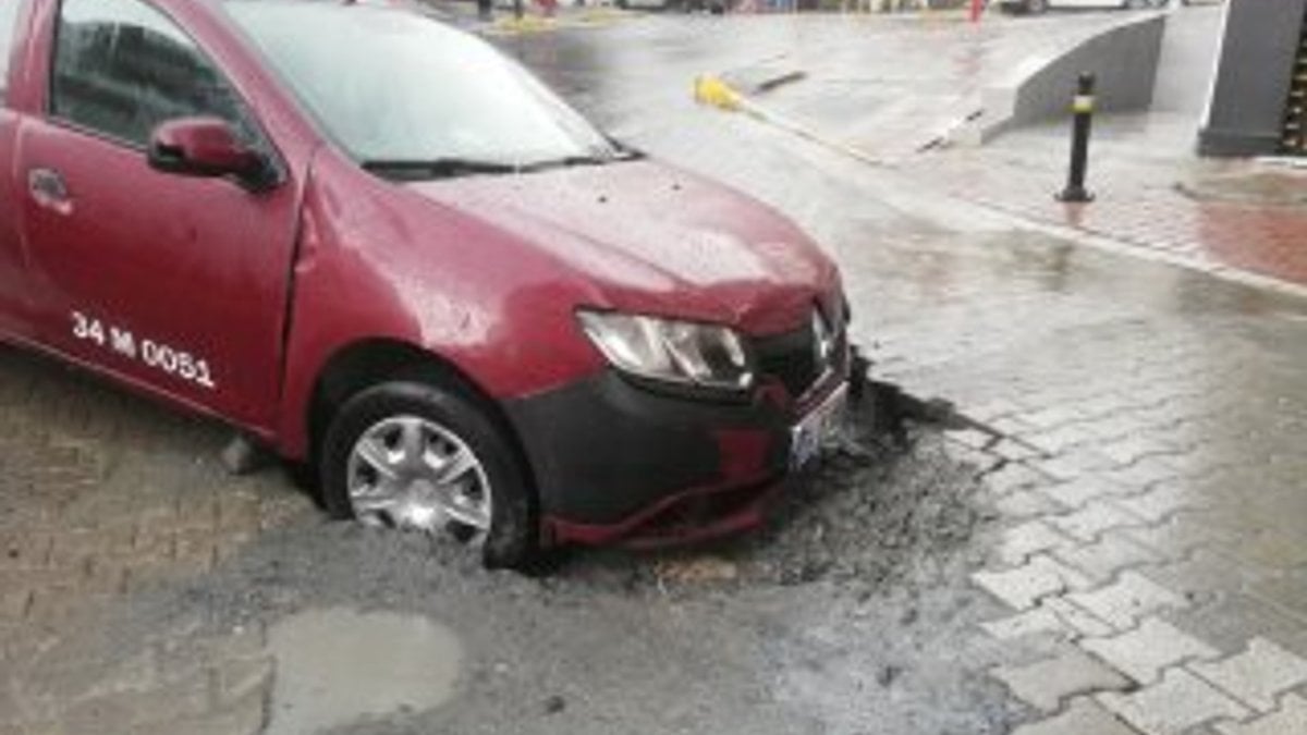 İstanbul'da sağanak yağış taksiyi çöken yola sapladı