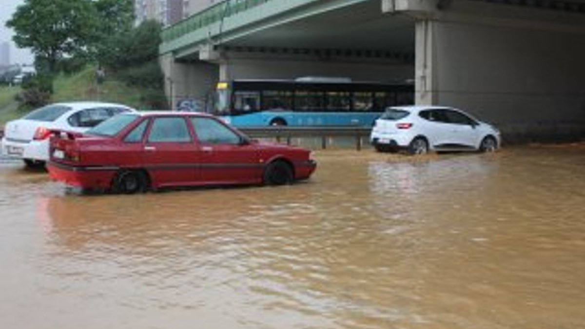 Sel nedeniyle Göztepe Kavşağı'ndaki araçlar mahsur kaldı
