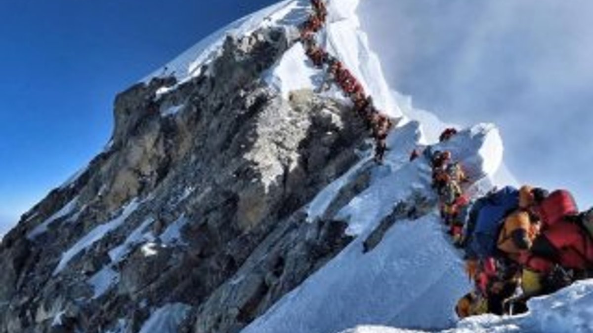 Everest'e tırmanan 3 dağcı öldü