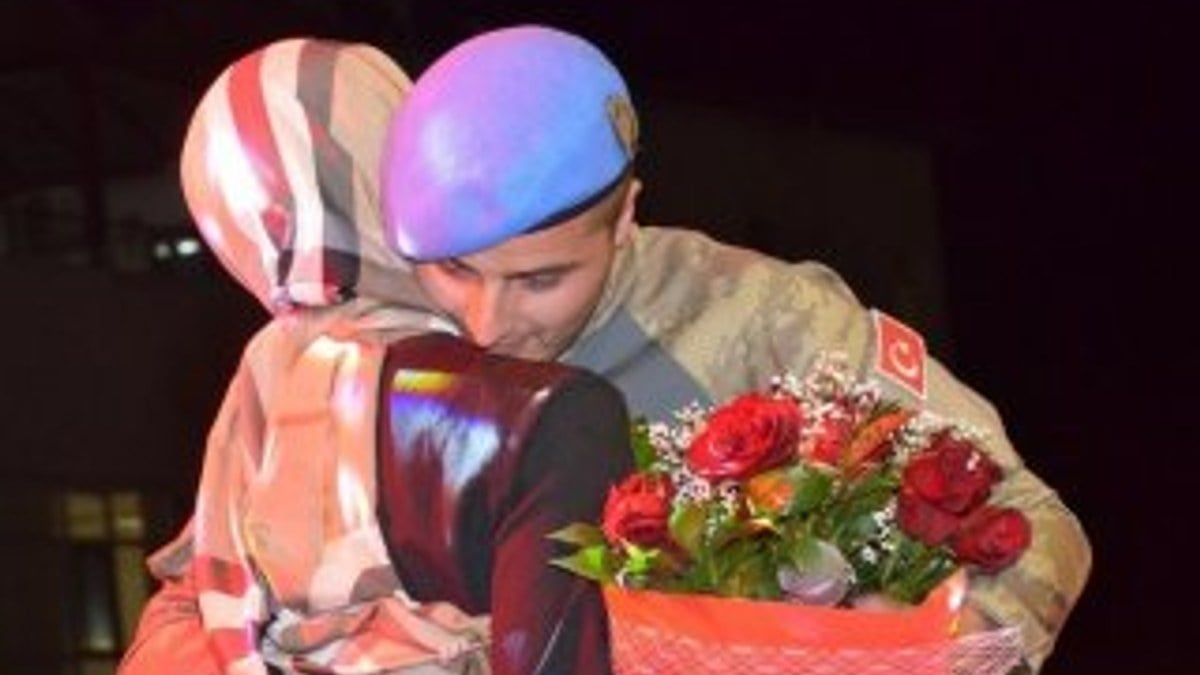 Askerden nişanlısına konserde sürpriz evlilik teklifi