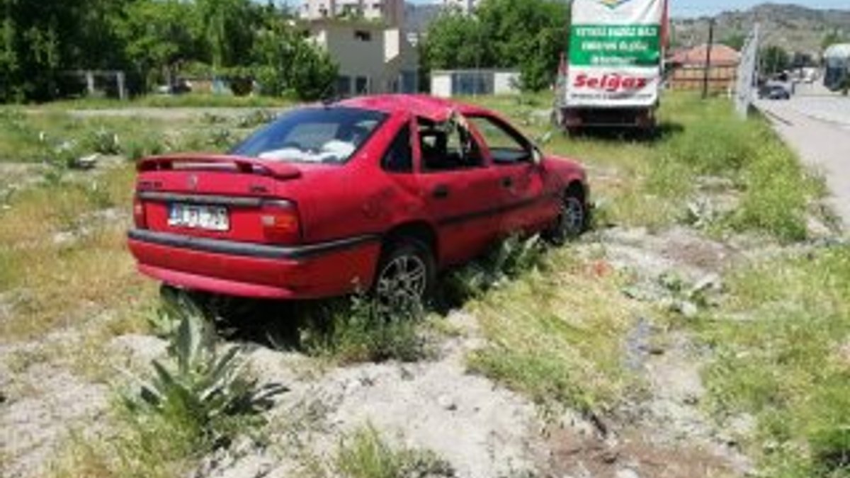 Kayseri’de virajı alamayan araç takla attı: 3 yaralı