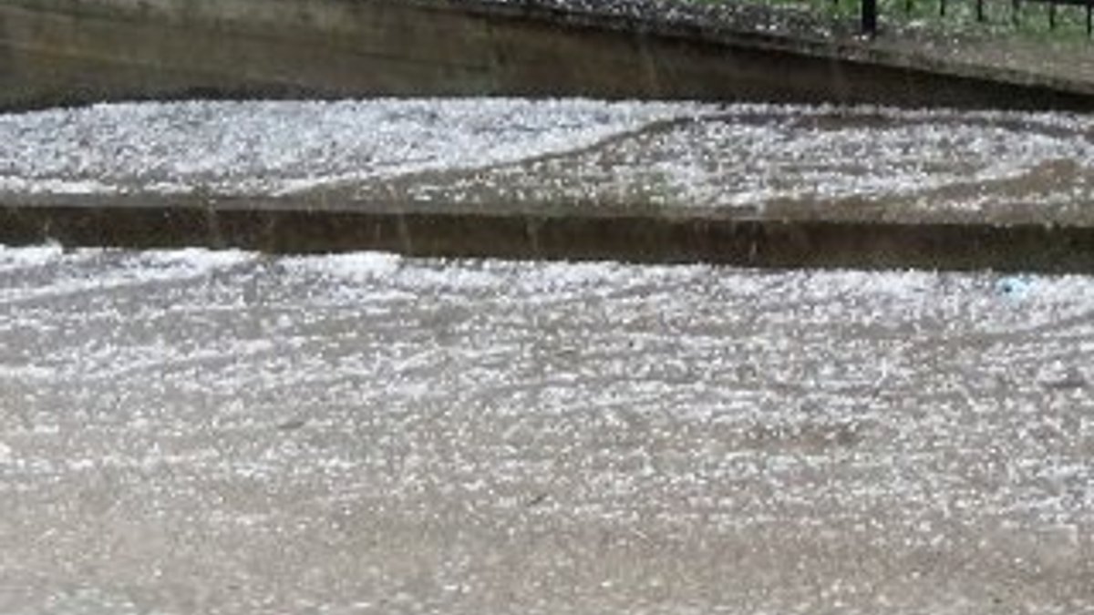 Amasya'da 15 dakikalık dolu yağışı şehri felç etti